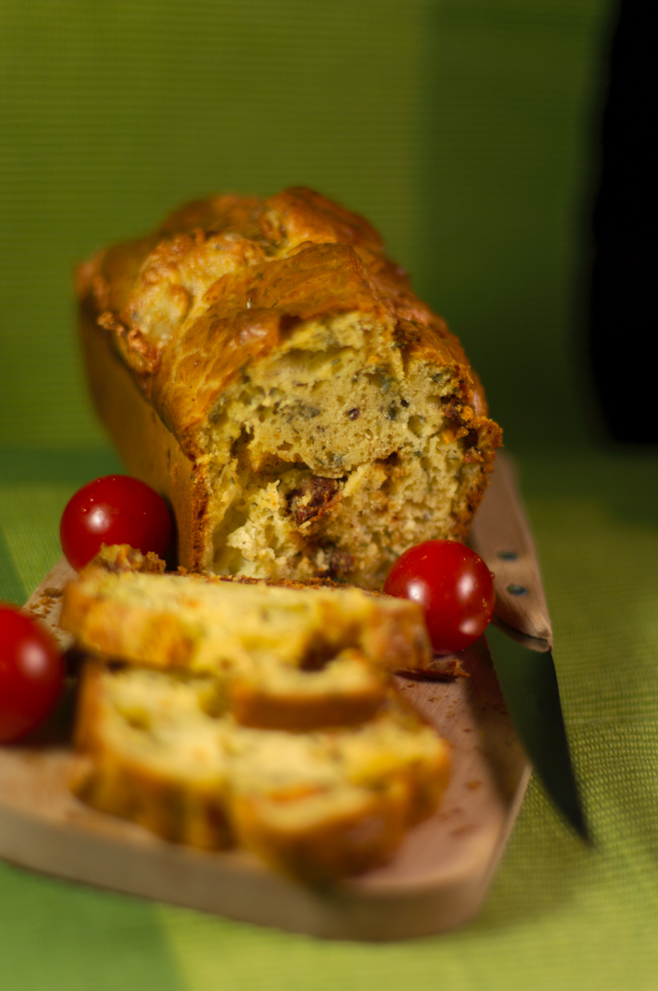 [fr]Cake aux tomates confites [ru](article de référence) 	Кекс в засахаренных томатах