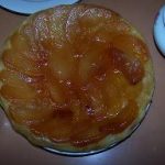 Tarte baroque aux poires, raisins secs, citrons confits et pignons